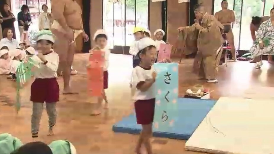 “懸賞幕”を持って土俵を回る