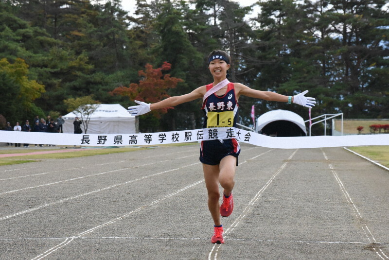 笑顔でフィニッシュする長野東の田畑陽菜選手＝長野県大町市運動公園陸上競技場で2024年11月1日午後0時9分、鈴木英世撮影