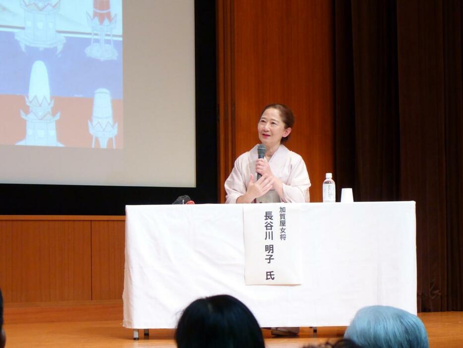 旅館で使う器について話す加賀屋女将の長谷川明子さん