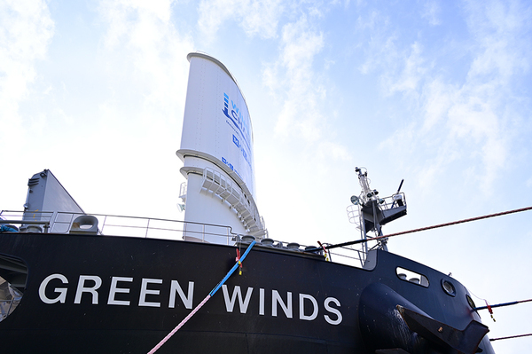 ウインドチャレンジャーを搭載した商船三井ドライバルクの「GREEN WINDS」（深水千翔撮影）。