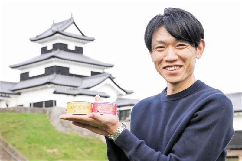 販売を始めた缶詰を手にする秋元さん