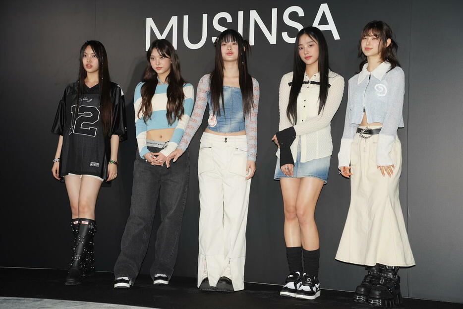 NewJeansの左からHYEIN、HAERIN、HANNI、MINJI、DANIELLE（23年4月撮影）