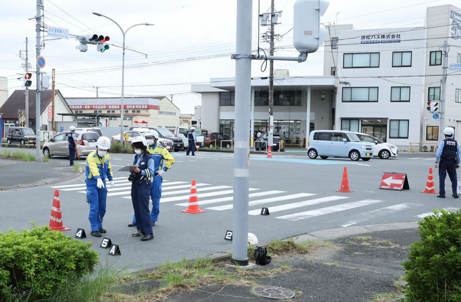 大型トラックにはねられ、自転車の女性が死亡したひき逃げ事件の現場＝10月31日午後、浜松市浜名区小松