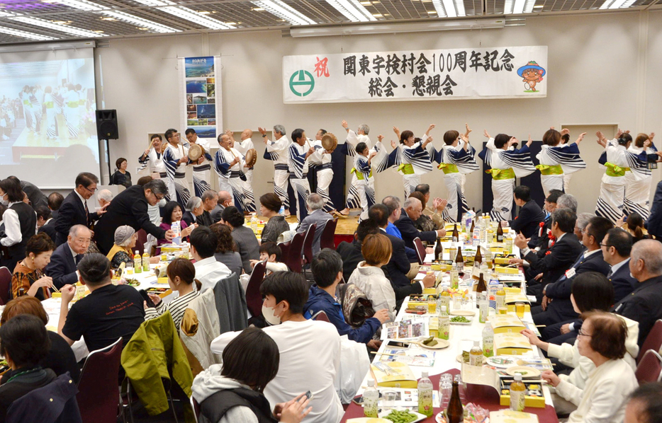 宇検村湯湾青年団の「八月踊り」などが披露され盛り上がった関東宇検村会100周年総会・懇親会＝10日、東京都品川区