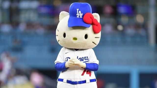 日本時間4月17日のナショナルズ戦で始球式を行ったハローキティ【写真：USA TODAY Sports/ロイター/アフロ】