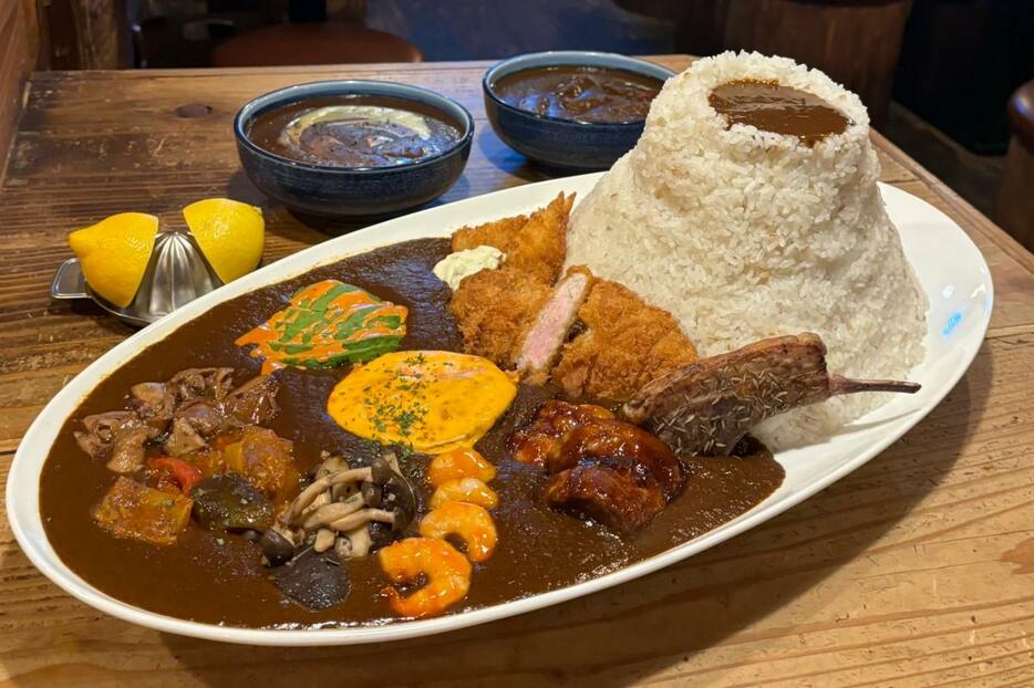 特大のカレーを三原山に見立てた「三原山盛りカレー」（1万6,500円、1日1食限定、月曜～木曜のみ、前日までの要予約）