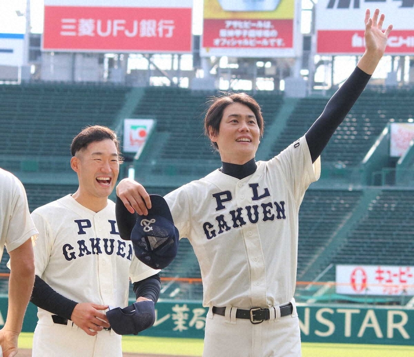 マスターズ甲子園に出場して観客席に手を振るPL学年OBの上重聡氏（右）（撮影・河合　洋介）