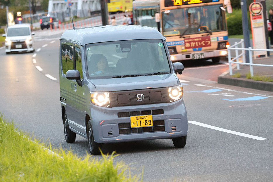 ホンダ初の軽商用EV「N-VAN e:」。夏でも冬でも100km以上を走れる性能を目指して開発されているが、実際は200km強ほど走れる性能を持っていることから、配送業者などには打って付けの1台となっている。