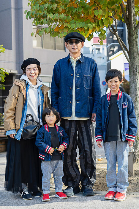 ジャケット＝オアスロウ　カットソー＝ユニクロユー　パンツ＝オーベルジュ　シューズ＝ホカ　帽子＝アース　眼鏡＝タリアン