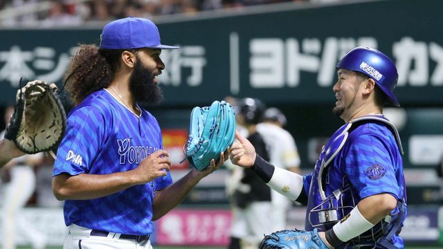 ピンチを切り抜けたDeNA・ジャクソン投手と戸柱恭孝選手（写真：時事）