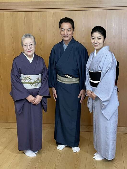 左から志田房子、藤間蘭黄、志田真木＝東京都台東区