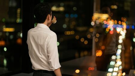 部下が悩んでいても「あんな人には相談できない」と思われてしまう悲しい上司には、どんな特徴があるのでしょうか？（画像：8x10／PIXTA）