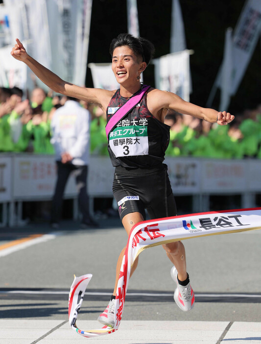 第５６回全日本大学駅伝対校選手権は３日、名古屋市の熱田神宮西門前から三重県伊勢市の伊勢神宮内宮宇治橋前までの８区間（１０６．８キロ）に２７チームが参加して行われ、国学院大が５時間９分５６秒で初優勝。