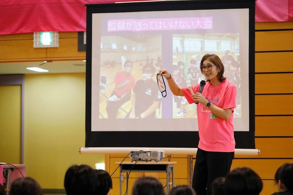 大会の目的や「スポーツマンシップ」について説明する益子さん