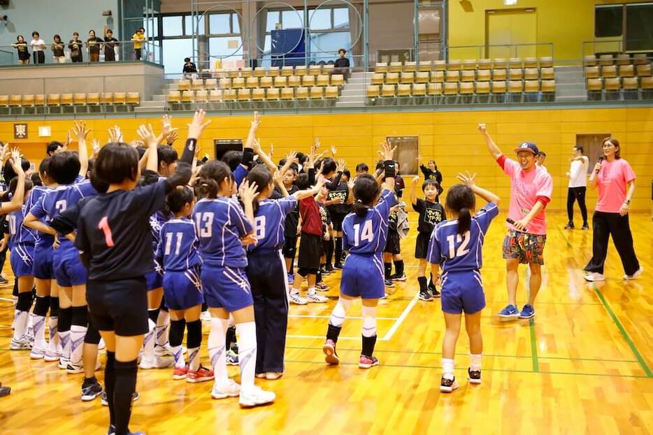 閉会式で、益子さんと一緒に子どもたちの頑張りを讃える久保さん