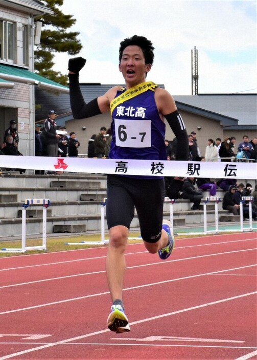 東北高校駅伝で2位に入り、東北地区代表での都大路出場を決めた東北のアンカー・三国陽稀＝岩手県花巻市で2024年11月7日、高橋昌紀撮影