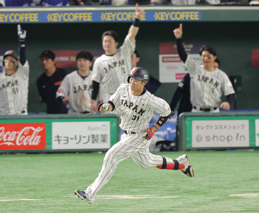 ６回１死、右中間にソロ本塁打を放つ坂倉将吾（カメラ・中島　傑）