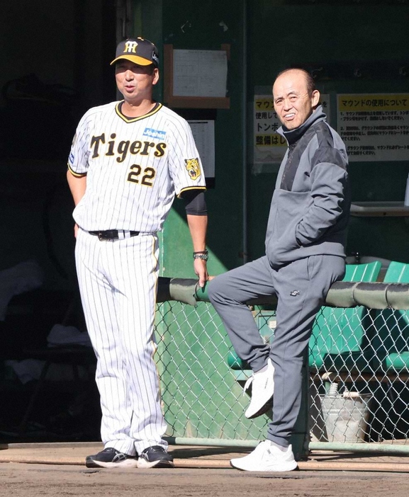 藤川監督（左）と話す岡田顧問（撮影・大森　　寛明）