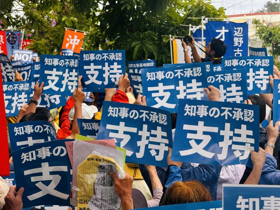 米軍キャンプ・シュワブ前で行われた辺野古移設に反対する「県民大行動」＝6月、沖縄県名護市（大竹直樹撮影）