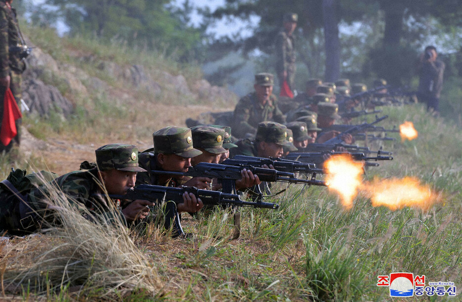 朝鮮人民軍の特殊作戦訓練基地で訓練する戦闘員＝2024年9月、朝鮮中央通信・朝鮮通信