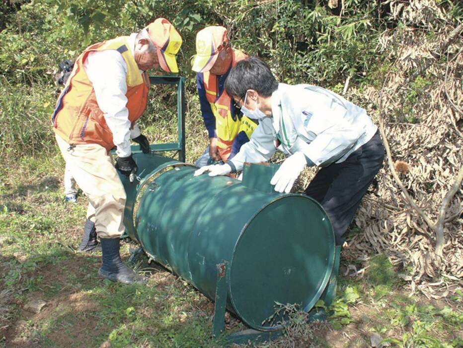 クマのおりを設置する猟友会員ら＝5日、岩国市入野