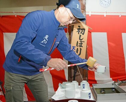 初しぼりの新酒を注ぐ杜氏の後藤潤さん＝小城市小城町岩蔵の天山酒造