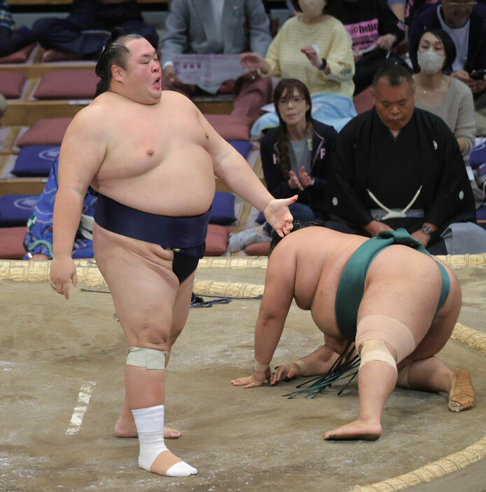 友風（左）が島津海をはたき込みで破る（カメラ・池内　雅彦）