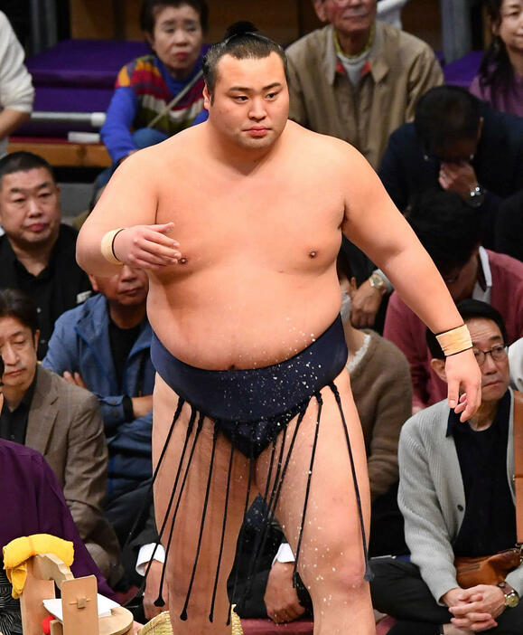 大相撲九州場所12日目　塩をまく北の若（撮影・岩下翔太）