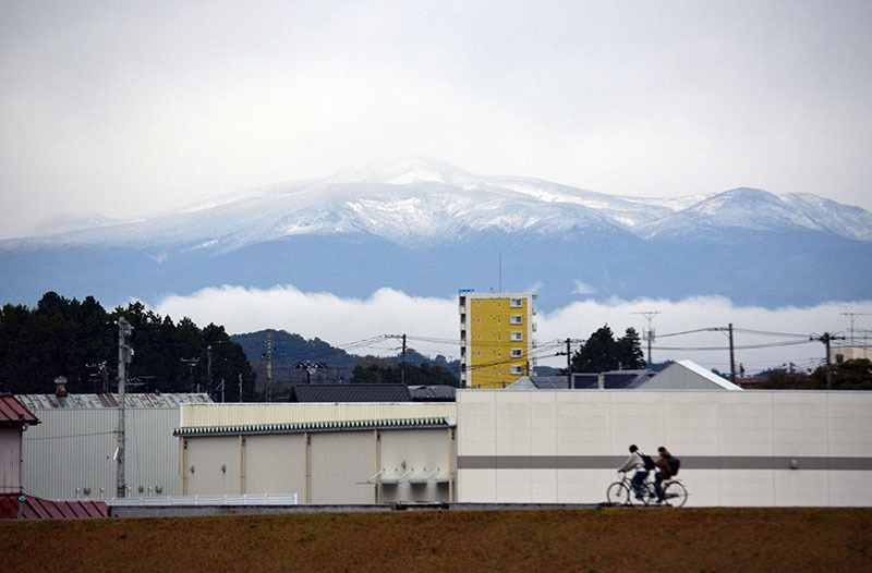 今季初めて山頂部分がうっすらと雪化粧した栗駒山＝6日午前8時10分、一関市字釣山地内から撮影