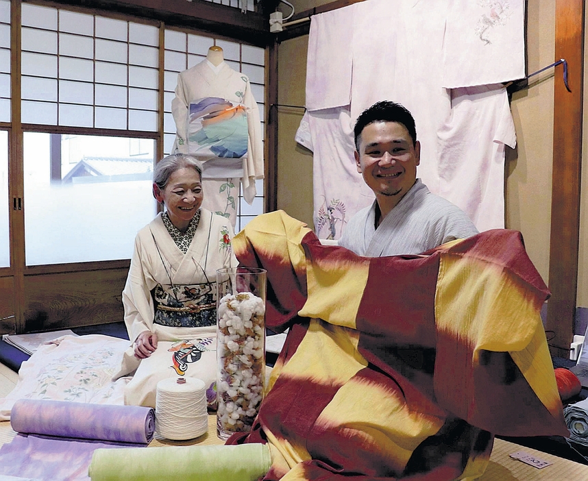 試着会では色鮮やかな「咲心」の反物や着物が並んだ（京都市下京区で）