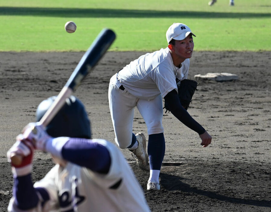 明大―静岡商高　強力な打線を相手に5回3分の1を無失点に抑えた静岡商高の山本＝草薙球場