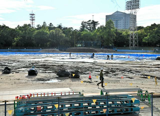 多目的屋内施設が建設される予定の豊橋球場跡。解体工事が始まったグラウンドでは遺跡の発掘調査が続いていた。右上の建物が豊橋市役所=2024年10月9日、愛知県豊橋市今橋町の豊橋公園、戸村登撮影