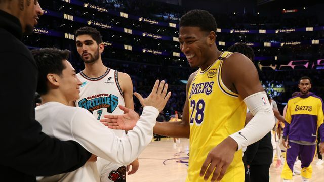 NBAの地で再会したグリズリーズの河村勇輝選手とレイカーズの八村塁選手(写真：USA TODAY Sports/ロイター/アフロ)