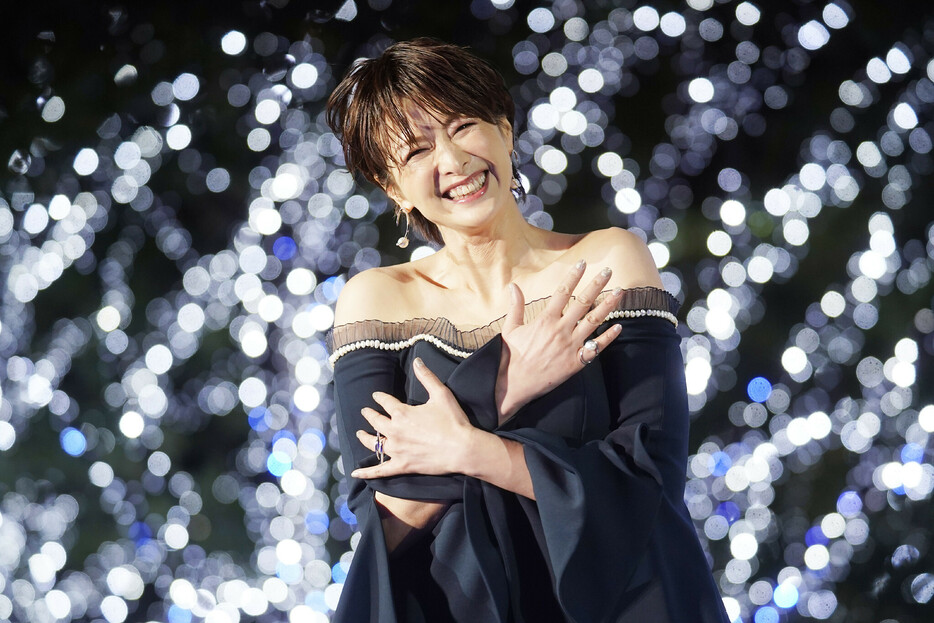 東京・六本木ヒルズのけやき坂で行われたクリスマスイルミネーションの点灯式に吉瀬美智子さんが出席。「立冬」の７日、強い寒気が日本列島に流れ込み、都心では木枯らし１号が吹いた。