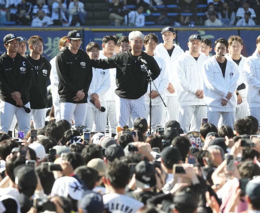 ＜マリーンズファンフェスタ＞開会式でファンにあいさつする佐々木（中央左、右は吉井監督）（撮影・沢田　明徳）