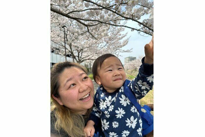 やしろ優さんとやさ丸くん。花見をしにお出かけしている1枚。