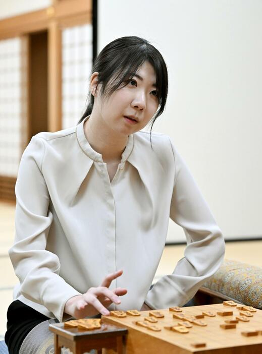 プロ棋士編入試験5番勝負の第3局で敗れた西山朋佳女流三冠＝8日午後、大阪市の関西将棋会館