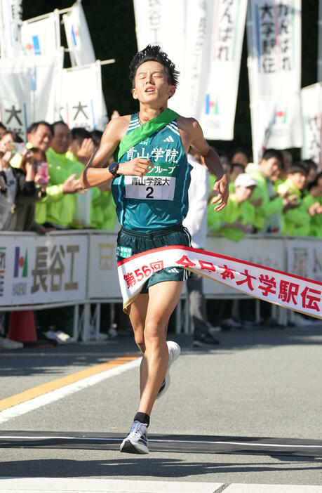 3位でゴールする青山学院大・塩出翔太（撮影・森本幸一）