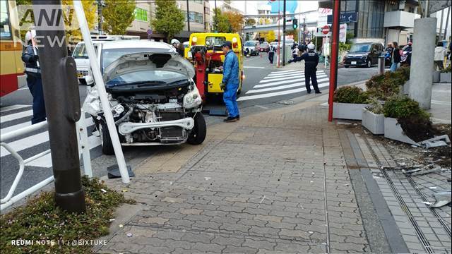 "82歳女性が運転する軽自動車が信号待ちのオートバイに突っ込む　3台絡む事故"