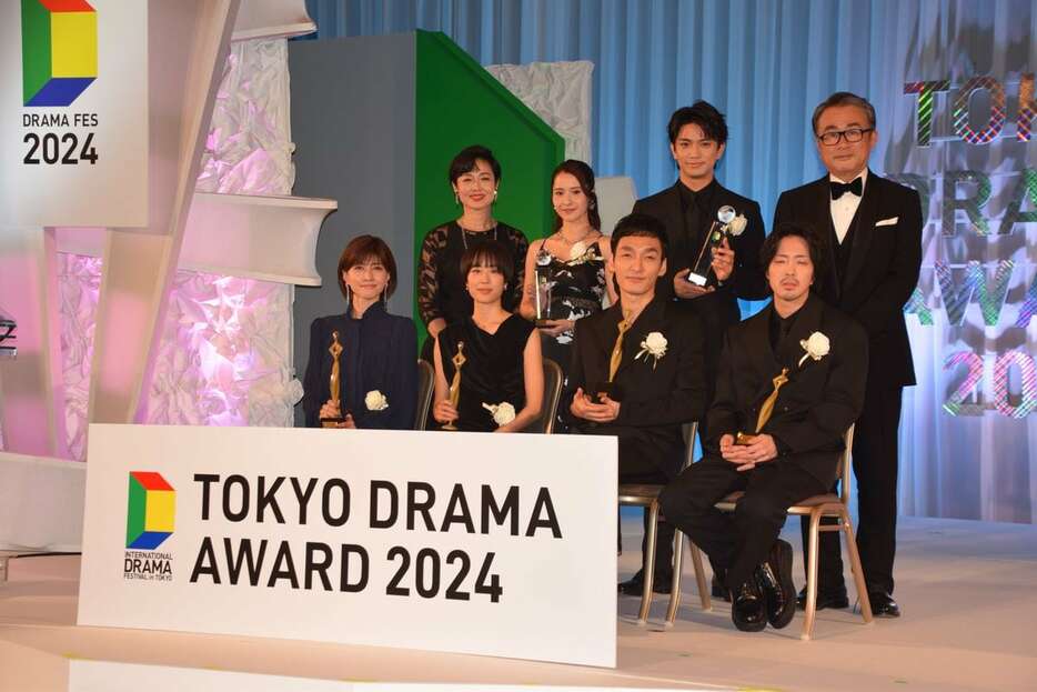 「東京ドラマアウォード2024」の授賞式に出席した主演男優賞の草彅剛（前列右から2人目）ら＝10月28日、東京都港区（飯塚友子撮影）