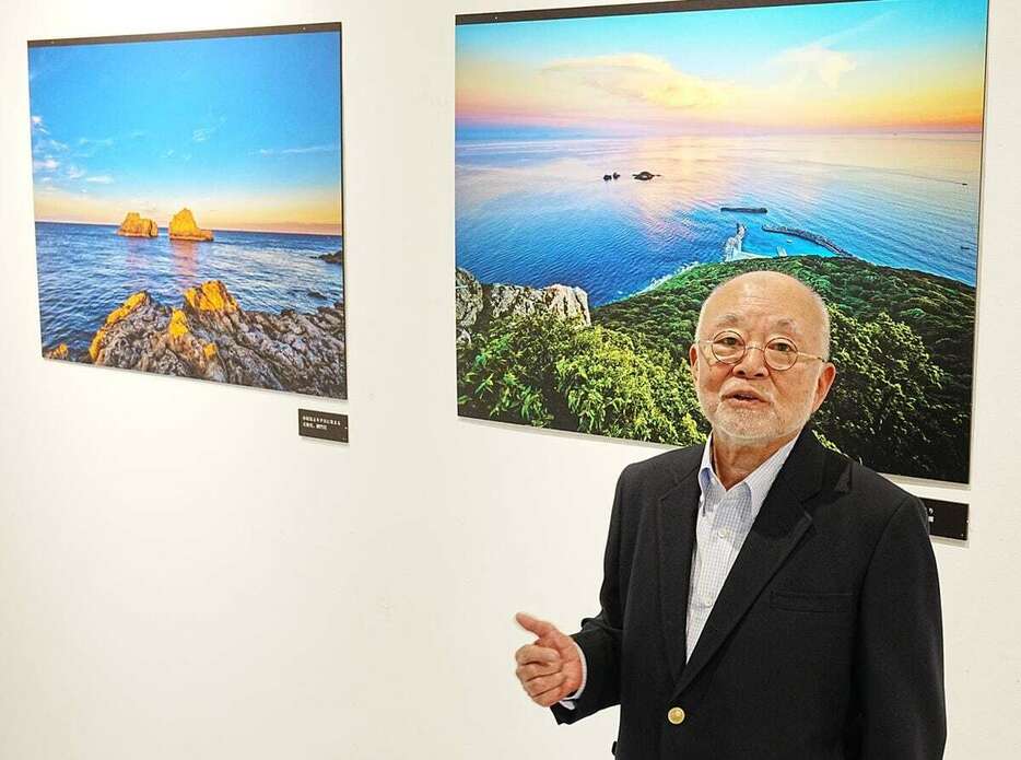 「神坐す」写真展で作品について語る山村善太郎さん＝5日、大阪府立江之子島文化芸術創造センター（大阪市西区）