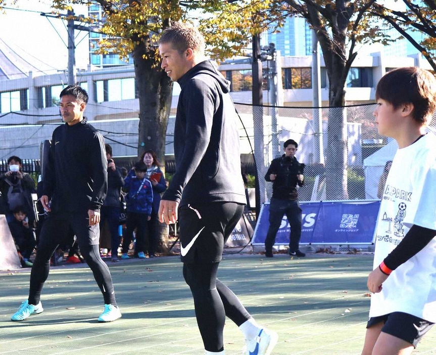 「FOOTBALL　PARK　SHIBUYA」に参加した森崎浩司氏（中央）と駒野友一氏（左）