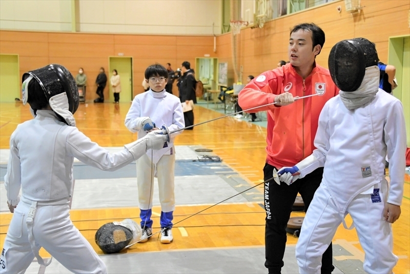 川俣町フェンシングスポ少の生徒に技術指導する永野選手（右から２人目）