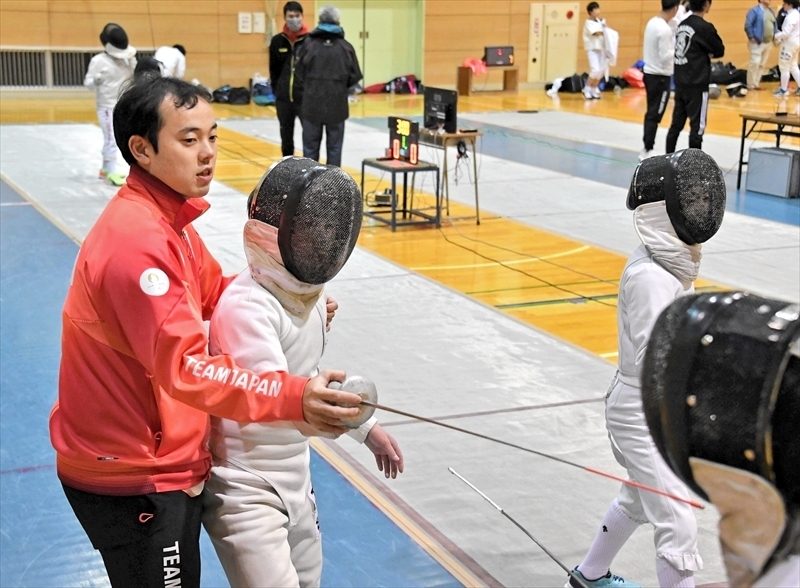 川俣町フェンシングスポ少の生徒に技術指導する永野選手（左）