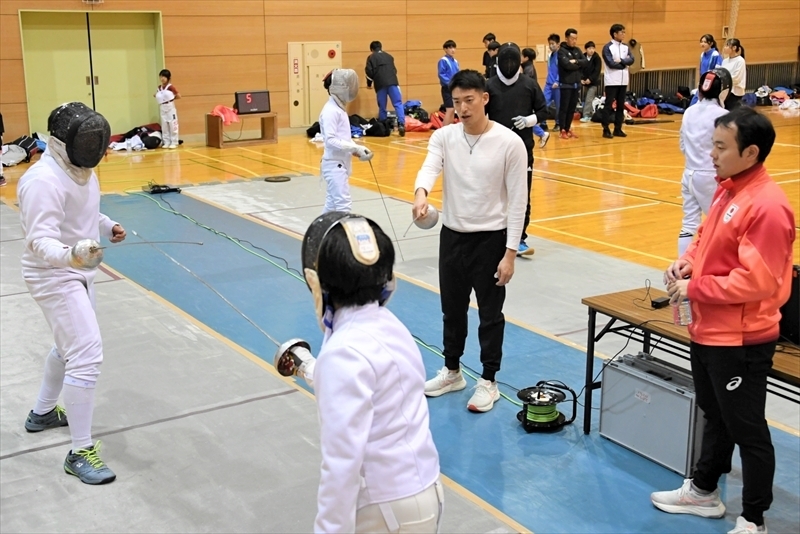 川俣高フェンシング部の生徒に技術指導をする永野選手（右）と見延選手（右から２人目）