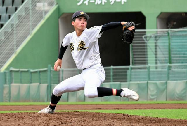 今夏の全国高校野球選手権兵庫大会3回戦で救援した神戸弘陵の村上泰斗投手=2024年7月15日、ほっともっと神戸、森直由撮影