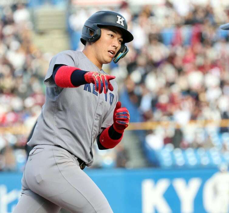 六回、本塁打を放った慶応大・清原正吾＝神宮球場（撮影・塩浦孝明）