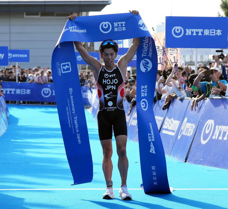 トライアスロン日本選手権　男子　優勝を飾り笑顔を見せる北條巧（撮影・たえ見朱実）