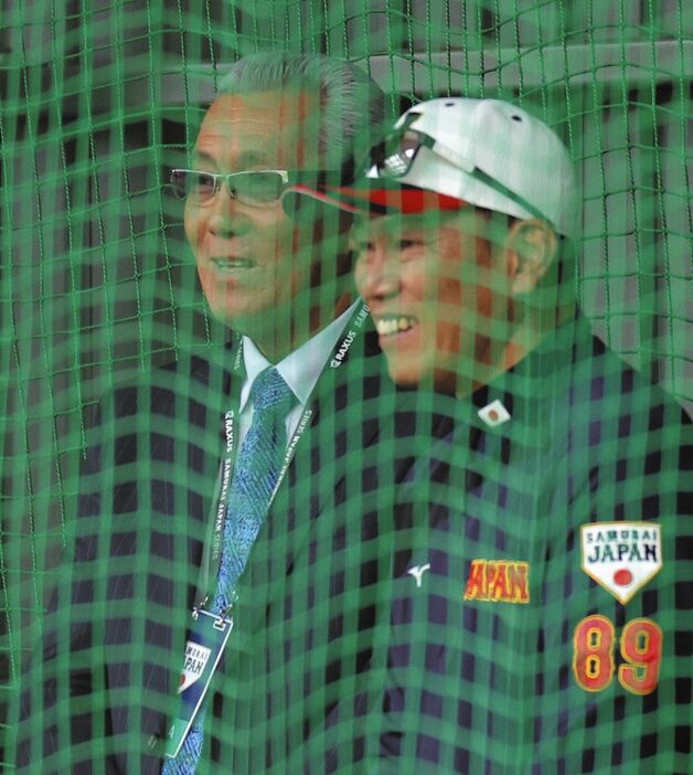 ブルペンで投球練習を眺める森繁和さん（左）と野球日本代表の井端監督