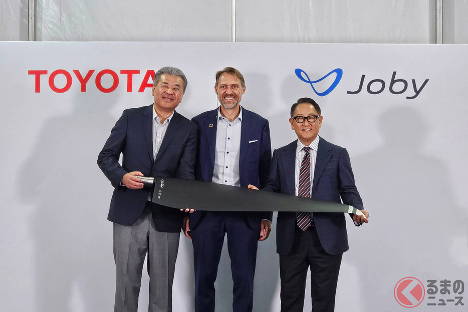 トヨタ自動車 中嶋裕樹 取締役・副社長（左）、Joby ジョーベン・ビバート 創業者兼CEO（中）、トヨタ自動車 豊田章男 代表取締役会長（右）